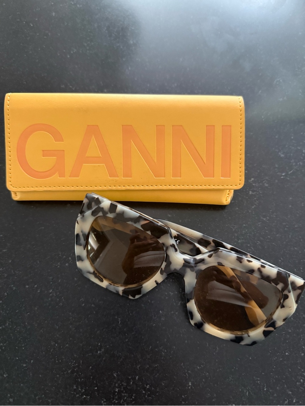 Ganni Yellow Sunglasses Case with Tortoiseshell Frame Sunglasses